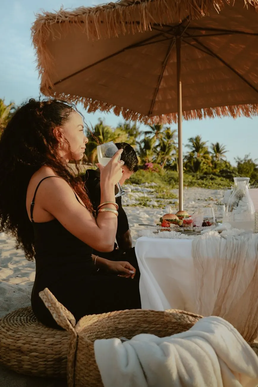Couple lors d'un pique-nique romantique au coucher du soleil sur une plage de La Réunion