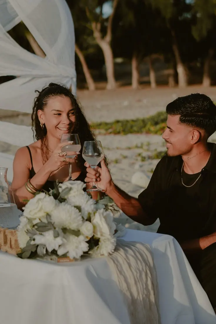 Couple trinquant lors d'une expérience romantique sur la plage à La Réunion