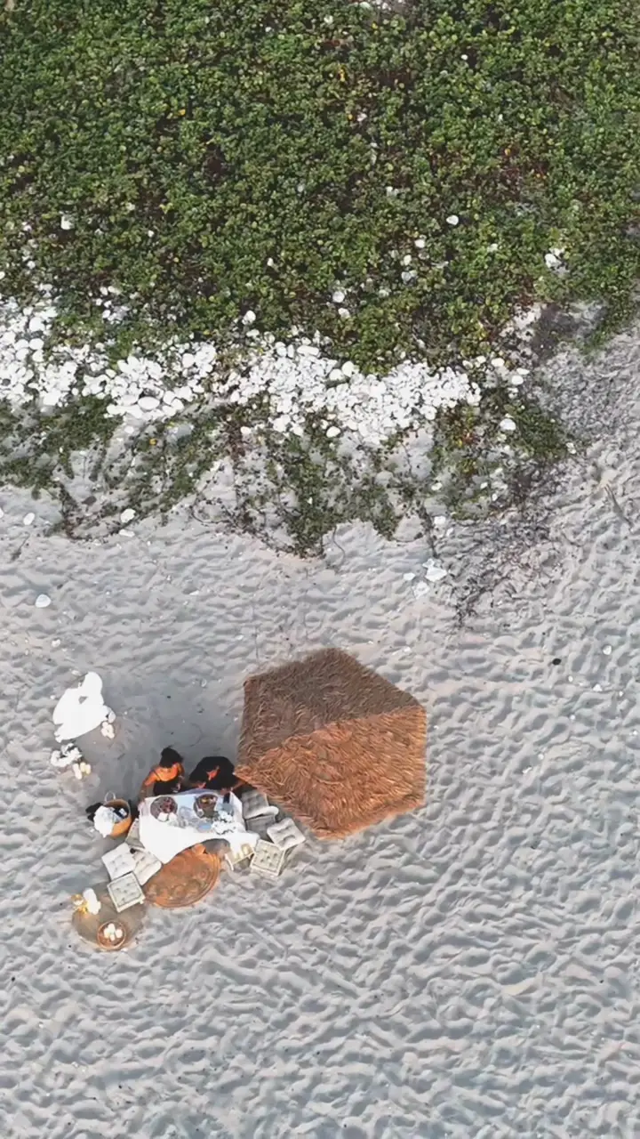 Vue aérienne d'un pique-nique romantique installé sur une plage de l'Ouest de La Réunion