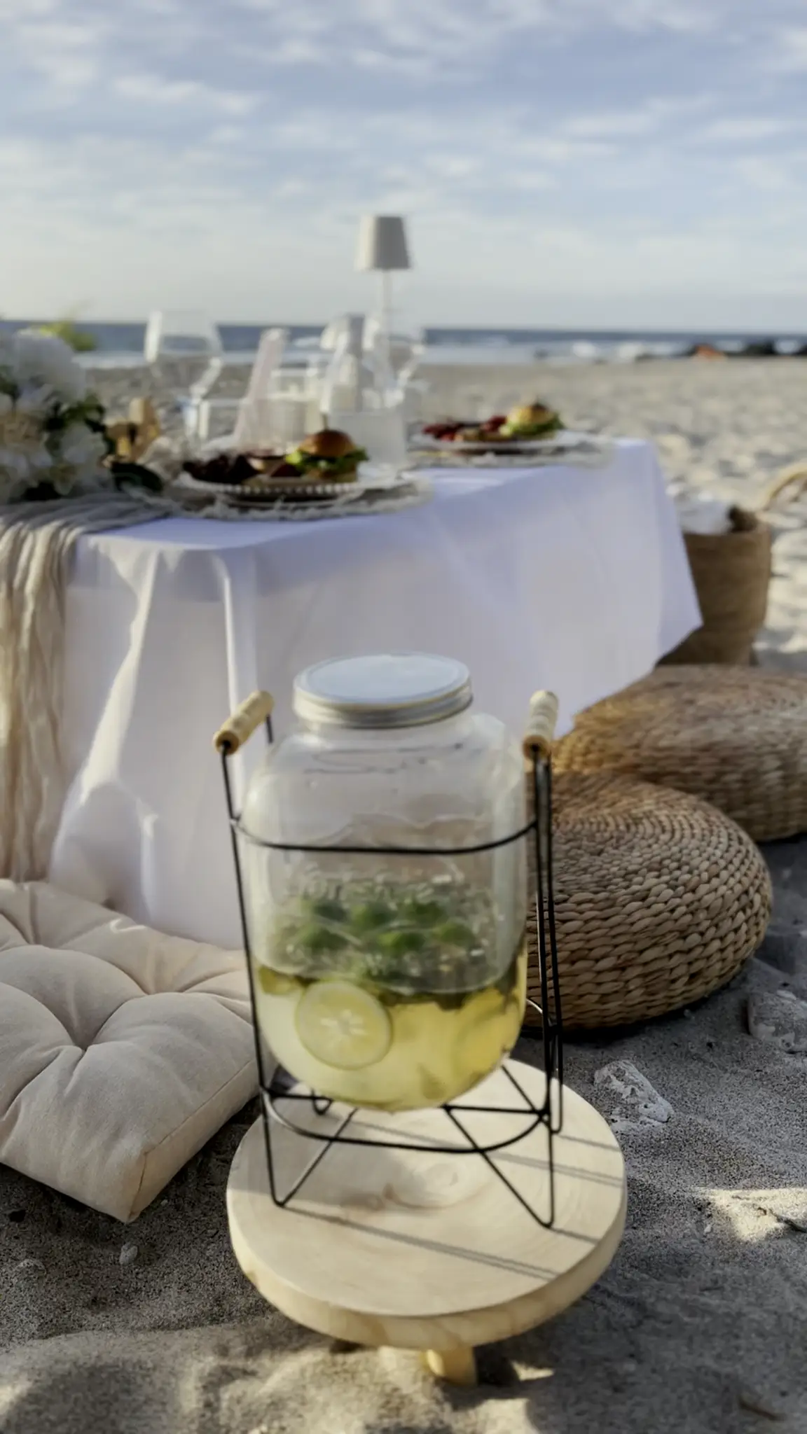 Table dressée face à l'océan lors d'un pique-nique romantique au coucher du soleil à La Réunion